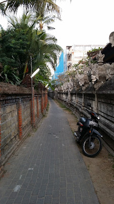 Callecita de acceso a la playa de Kuta (Bali)