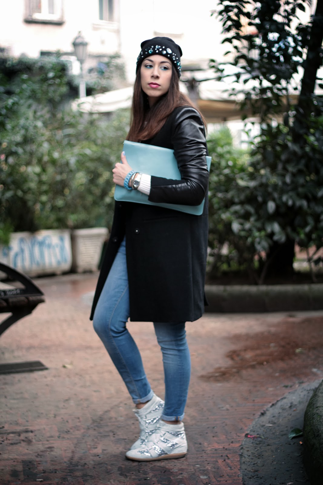 outfit cappello di lana, sneakers con cappotto