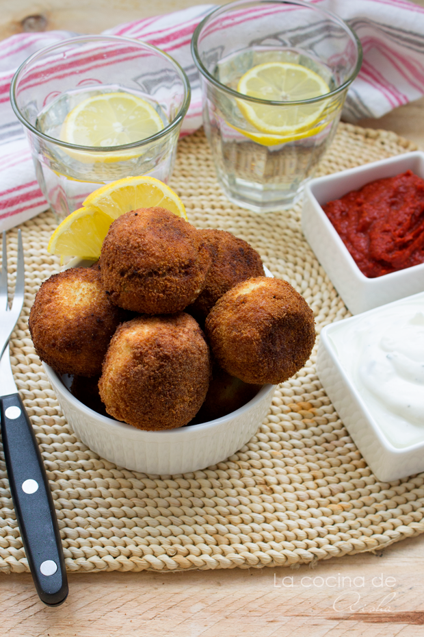 Bolitas De Pollo A Las Finas Hierbas Con Salsa De Yogurt Y Cebollino
