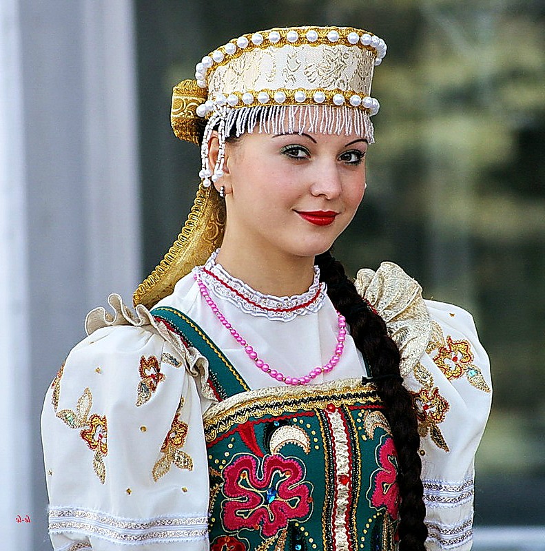 http://4.bp.blogspot.com/-o3dVRP218F8/TtwCunV2nyI/AAAAAAAAACc/IRNmO17Y_gg/s1600/Traditional-costume-Russian-Women-1.jpg