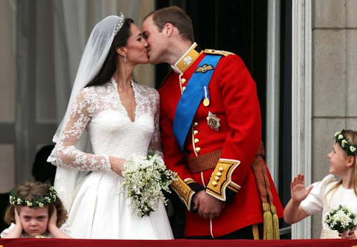 Prince+william+and+kate+middleton+kissing+on+the+balcony