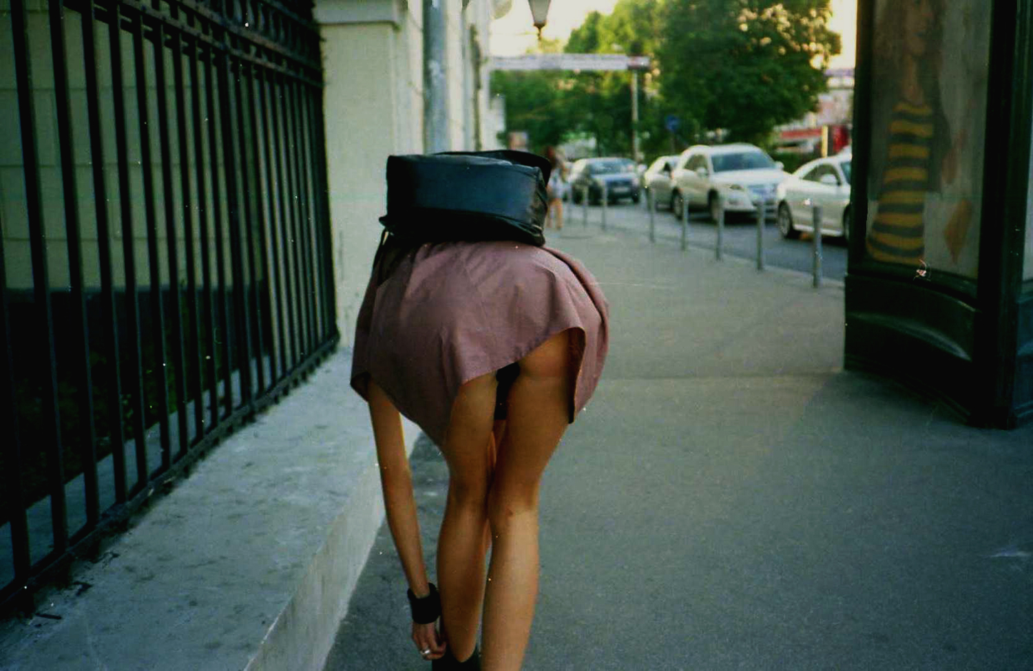 Красотка в короткой юбке прогуливаясь по городу попалась на камеру показав попку