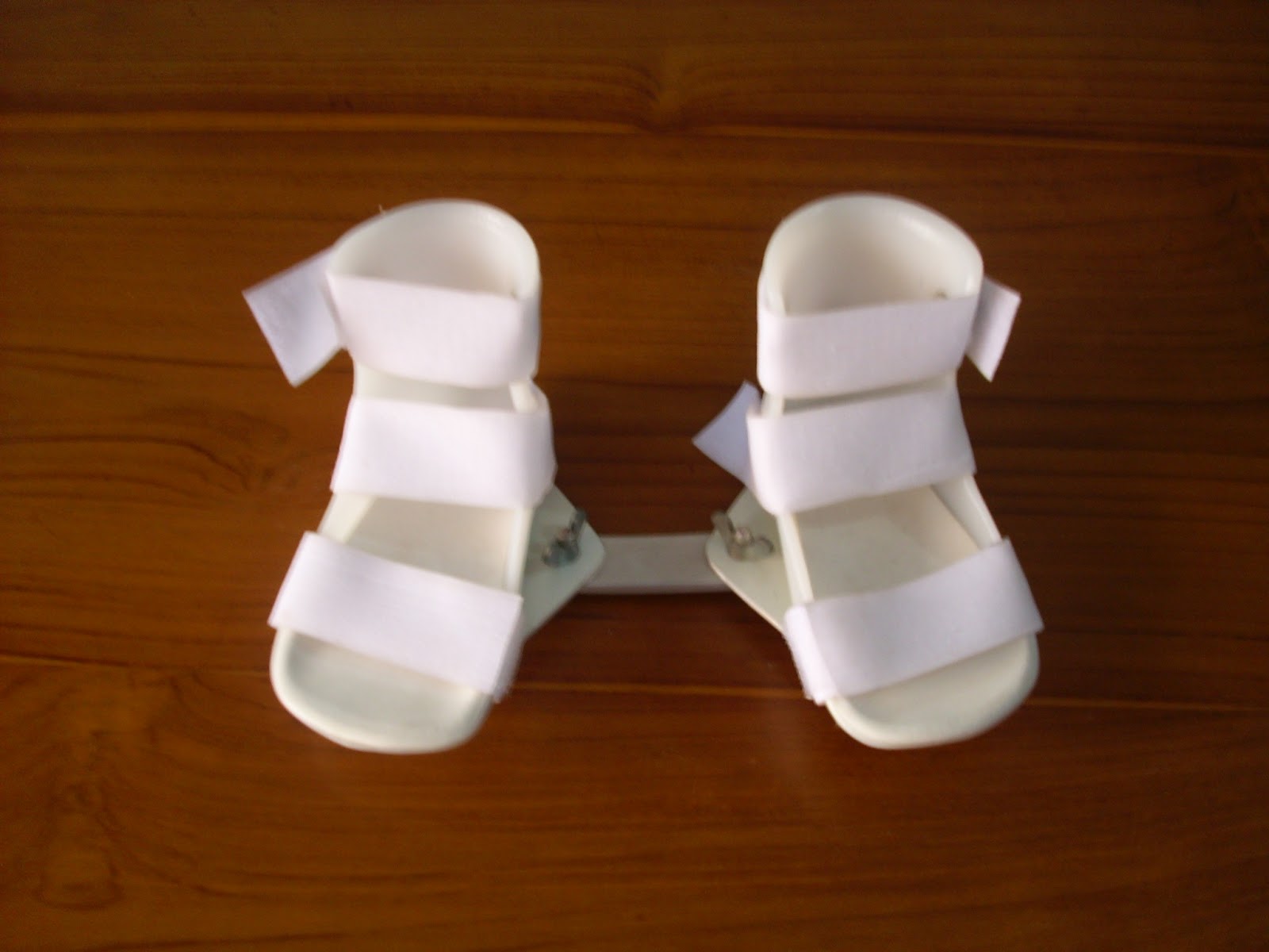 Dennis brown splint untuk kaki pengkor (CTEV) pada bayi / balita