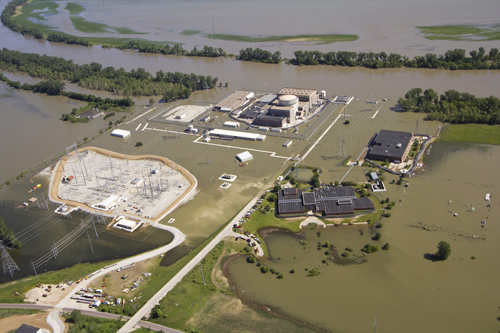 OPPD: Kernkraftwerk Fort Calhoun im Hochwasser. Mit Sandsäcken und Wasserpumpen wird versucht die Katastrophe abzuwenden. 20. Juni 2011 OPPD: Kernkraftwerk Fort Calhoun im Hochwasser. Mit Sandsäcken und Wasserpumpen wird versucht die Katastrophe abzuwenden. 20. Juni 2011