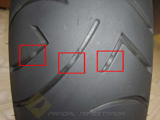 Marcas de limite de uso do pneu (quase sendo atingido)