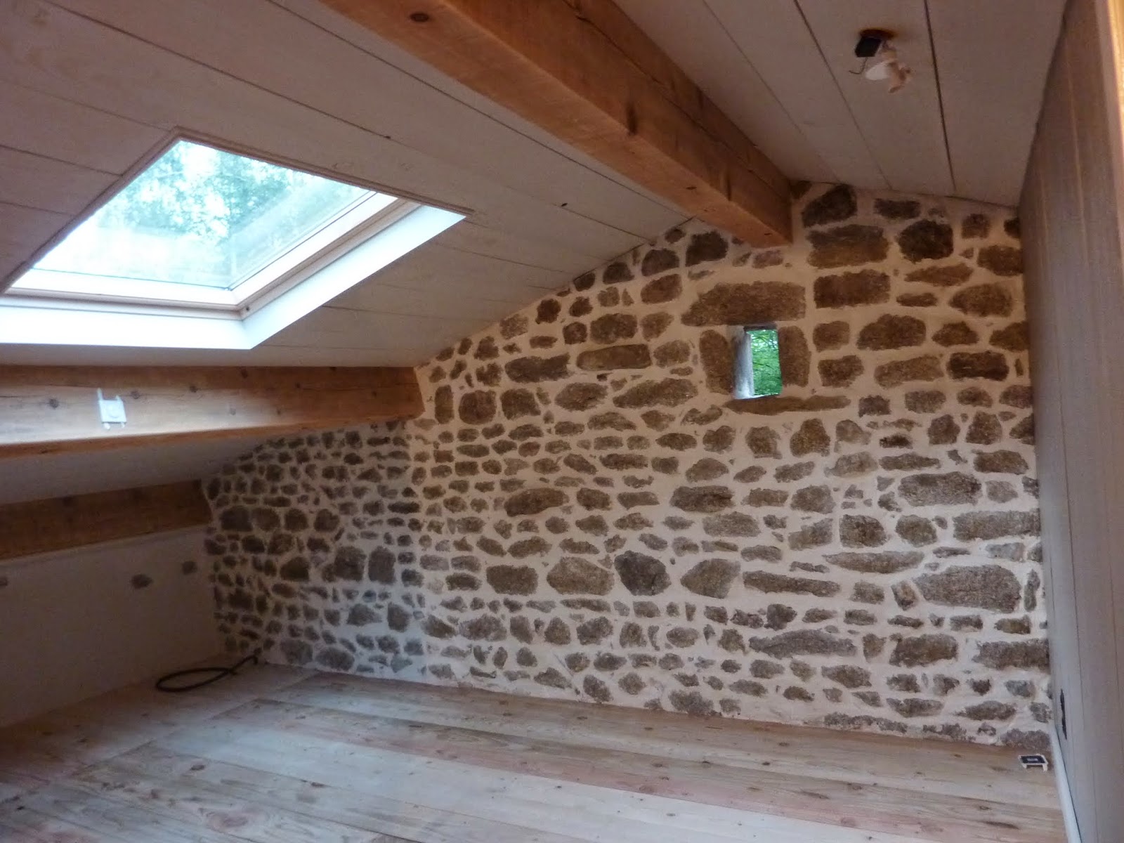 La lombertie: juli 2014 Stenen muur houten plafond