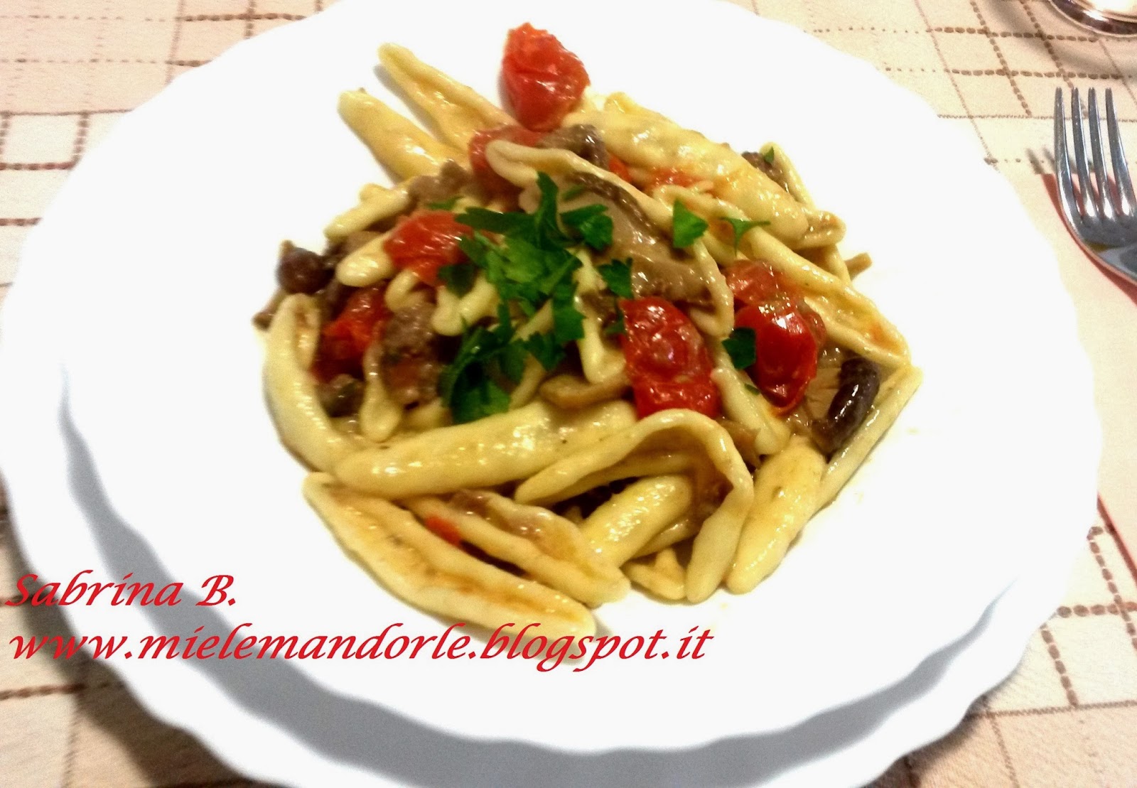 Miel & Mandorle Cortecce con salsiccia e porcini