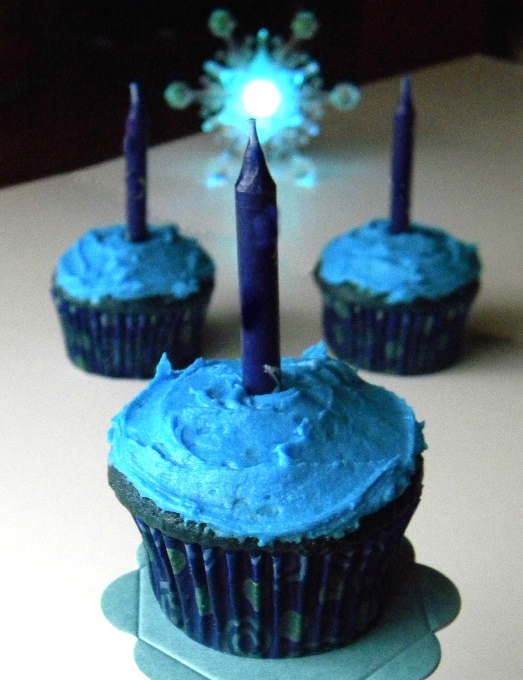 Cleo Coyle Recipes.com: Blue Velvet Cupcakes and a Cupcake ...
