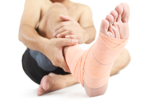 O inchaço nos pés e tornozelos é comum e usualmente não é motivo de preocupação, principalmente se ficamos de pé por muito tempo ou caminhamos muito. Mas se essas partes permanecem inchadas por muito tempo ou os inchaços vêm acompanhados de outros sintomas, pode ser sinal de um grave problema de saúde. Conheça alguns dos principais motivos pelos quais nossos pés e tornozelos podem inchar
