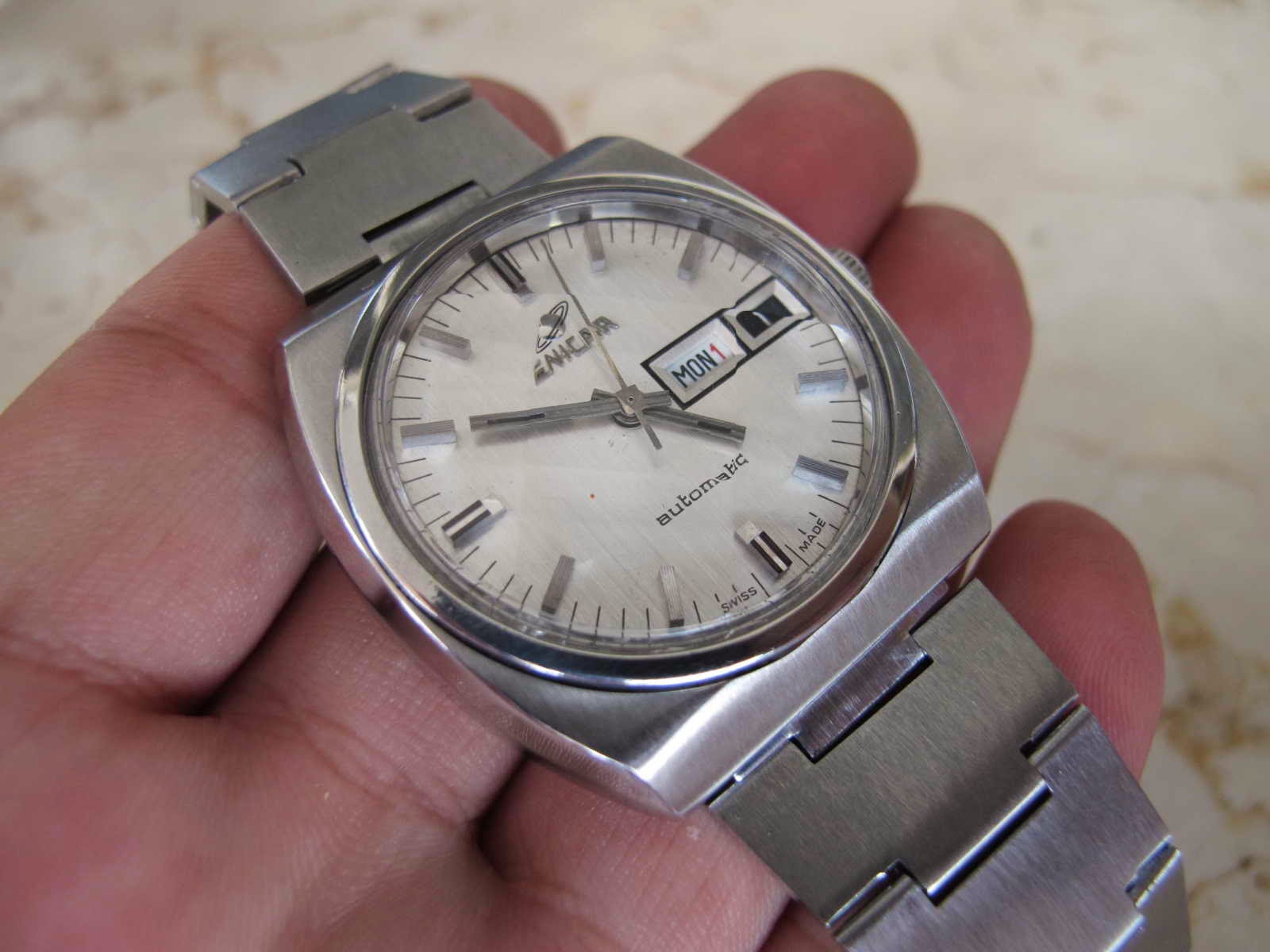 Maximuswatches Jual Beli Jam Tangan Second Baru Original Koleksi Jam Cocok untuk Anda yang sedang mencari jam tangan Swiss made dengan brand ENICAR white dial Prisma glass