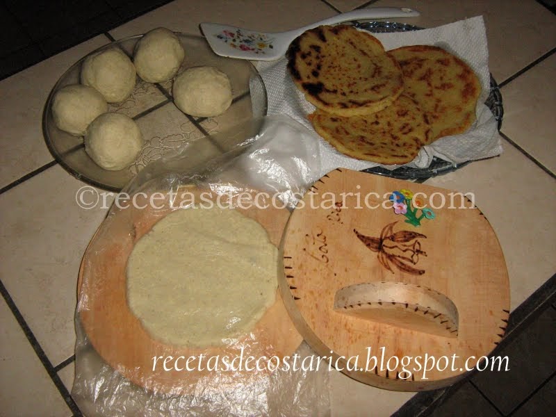 Cocina Costarricense tortillas caseras y palitos de maíz