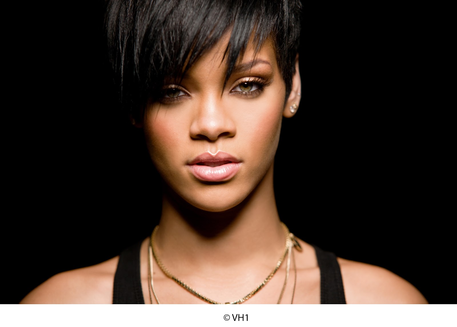 http://4.bp.blogspot.com/-oCIs6fRPbFE/UN6yNlAynzI/AAAAAAAAF0o/y9aH-cDBW3M/s1600/Fierce_Rihanna.jpg