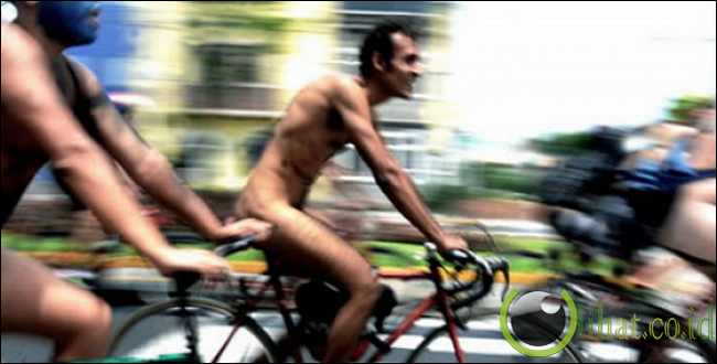 Demo pesepeda bugil menuntut penambahan jalur sepeda di Peru Demo pesepeda bugil menuntut penambahan jalur sepeda di Peru