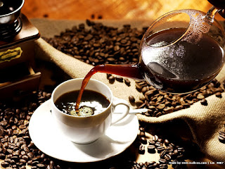 Risco de morrer aumenta com mais de 4 xícaras de café ao dia, adverte estudo 