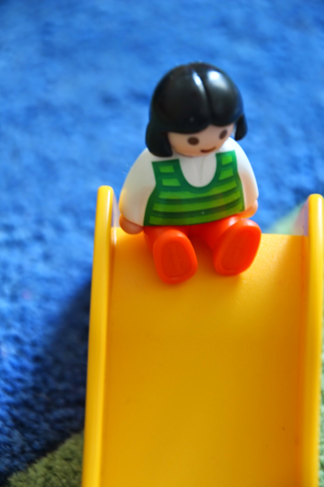 Mommy Wars; Playmobilspielfigur auf Rutsche