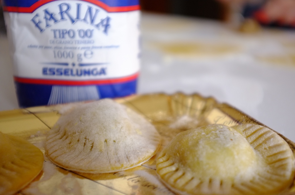 Ravioloni ripieni di Mortadella e Pistacchi con crema di Pomodori