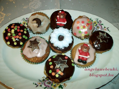 Karácsonyi fűszeres muffin, szaloncukorral, marcipánnal, habkarikákkal valamint csokoládé dísszel.