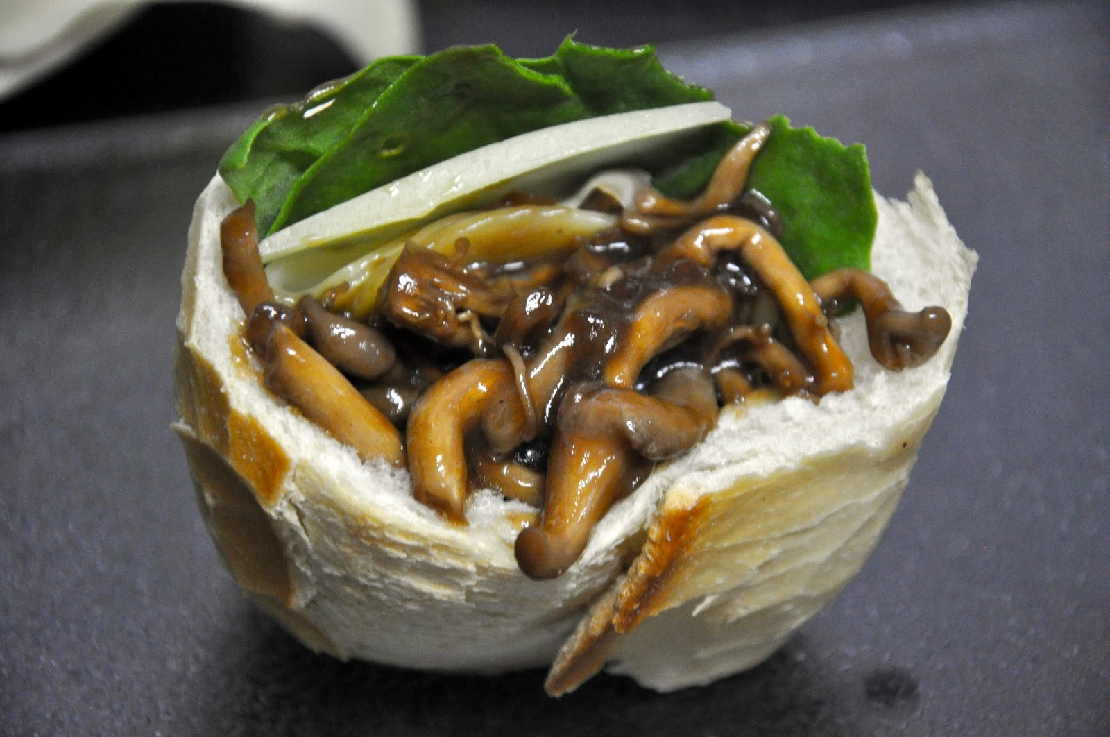 Arroz. Feijão e Caviar Buraco Quente Vegetariano Shimeji com Espinafre e Queijo