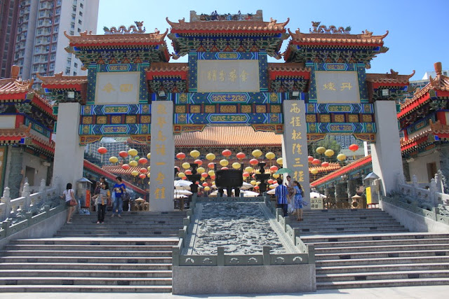 The front entrance of Wong Tai Sin Temple before heading to praying in front of the God and kau cim to read your fortune at Wong Tai Sin Temple in Kowloon, Hong Kong The front entrance of Wong Tai Sin Temple before heading to praying in front of the God and kau cim to read your fortune at Wong Tai Sin Temple in Kowloon, Hong Kong