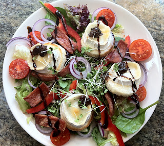 Goat's cheese and bacon salad