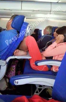 chica con los pies sobre la bandeja del avión