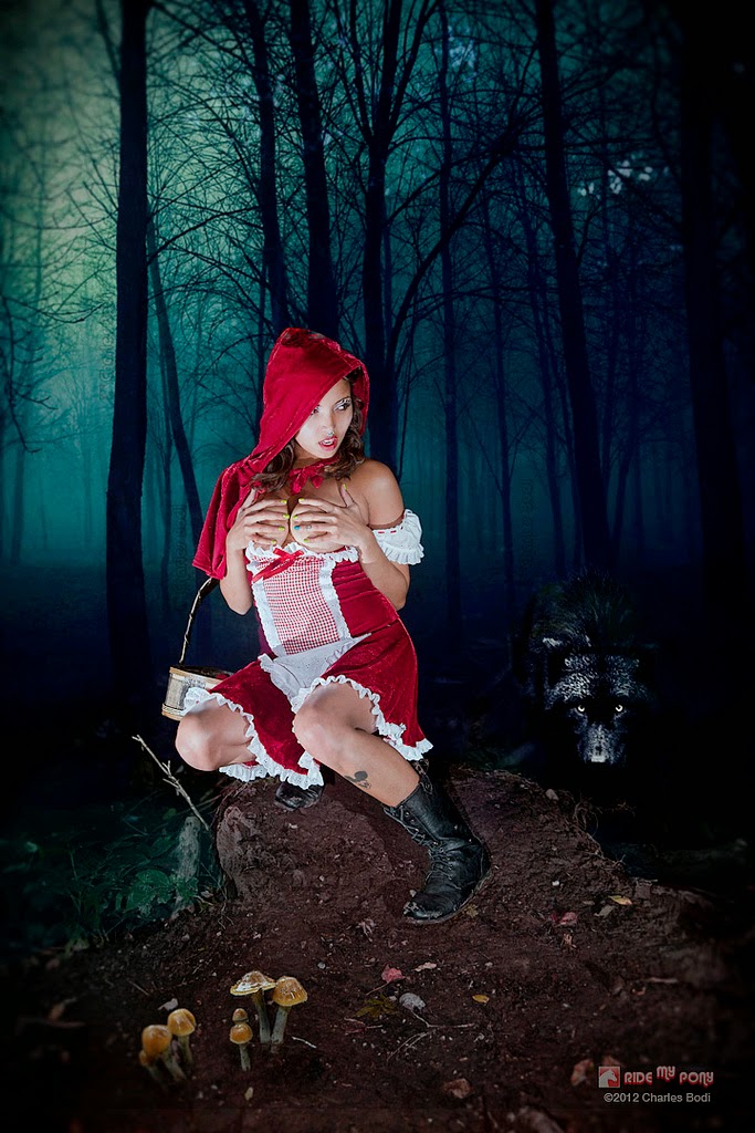 photo de cosplay féminin sexy s'inspirant d'un chapreon rouge sexy et du grand méchant loup