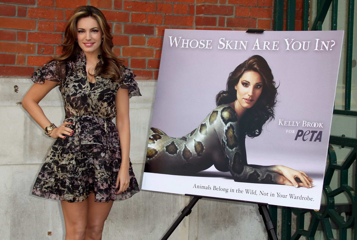 Kelly+Brook+in+snake+skin+body+paint+for+Peta+%25286%2529.jpg