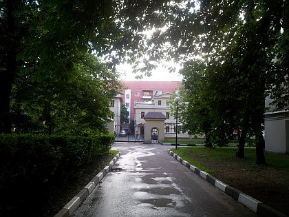 Институт Вишневского - вид из сквера у Главного корпуса на Большую Серпуховскую