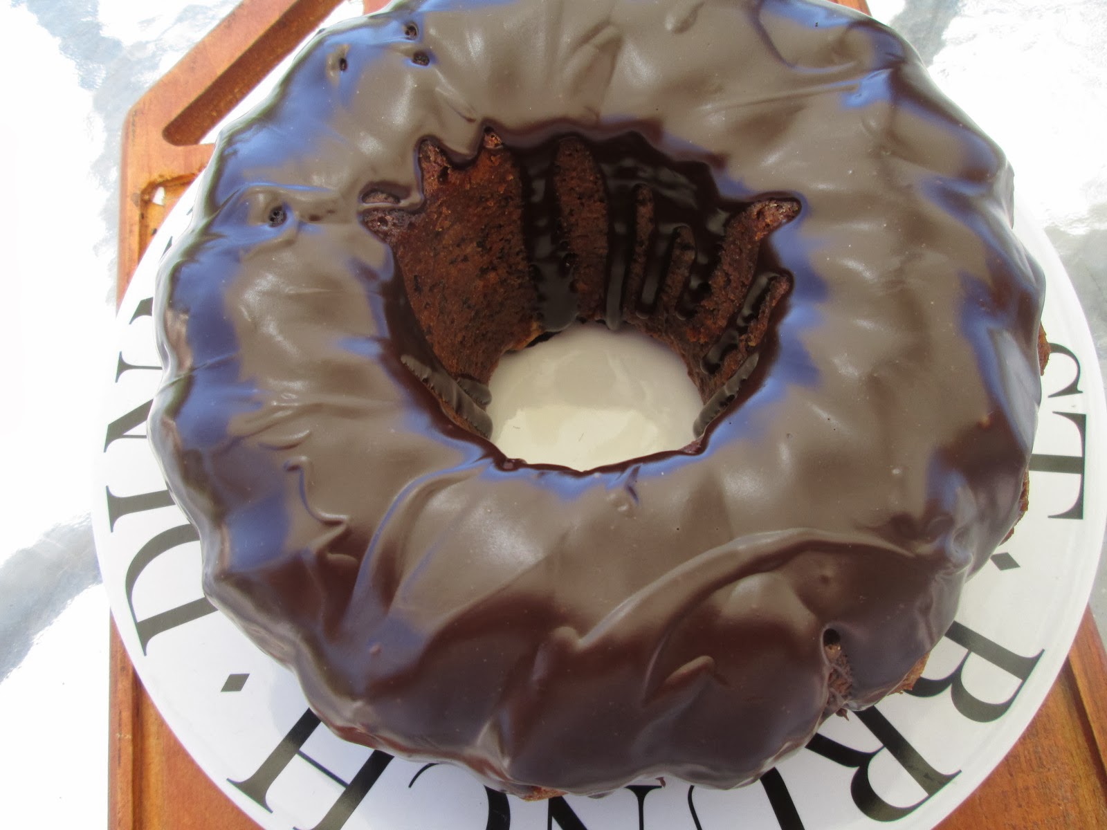 banana bundt cake with chocolate ganache (cake de plátano bañado en chocolate)
