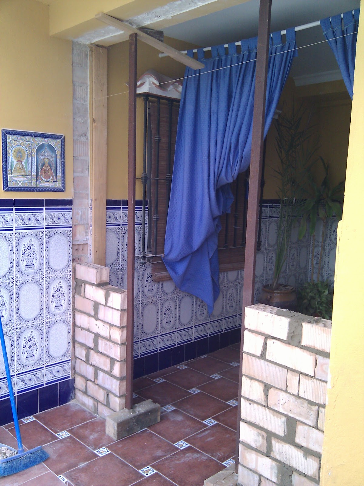 Rusticolaje: Colocación de una puerta de entrada a obra