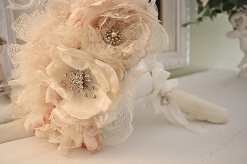 about the latest trend in bridal bouquets for vintage themed weddings