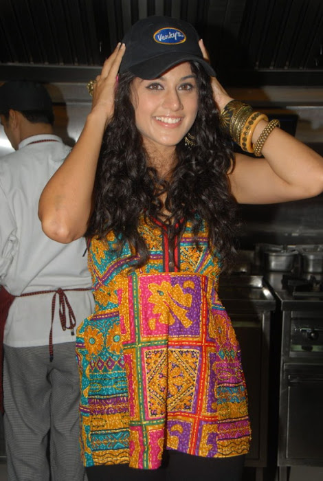 tapsee new at venkys xprs food court unseen pics