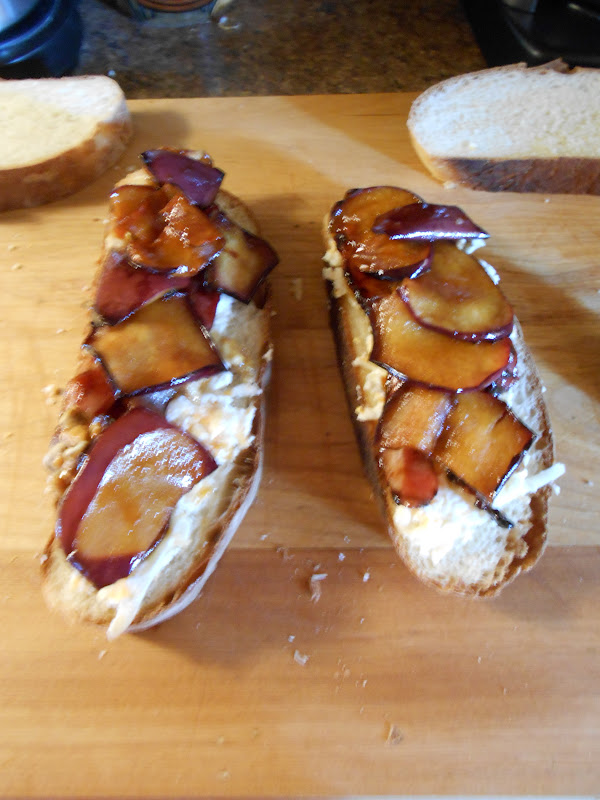 Eat cook and love Grilled cheese au trio de cheddars, aux pommes caramélisées et au bacon