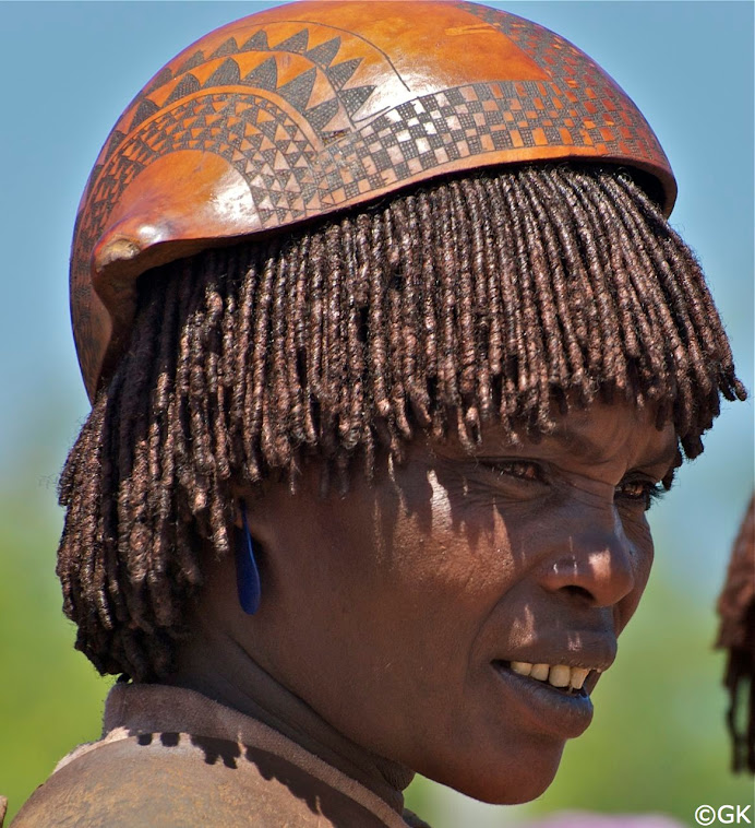Hamar-Frau mit typischer Kopfbedeckung