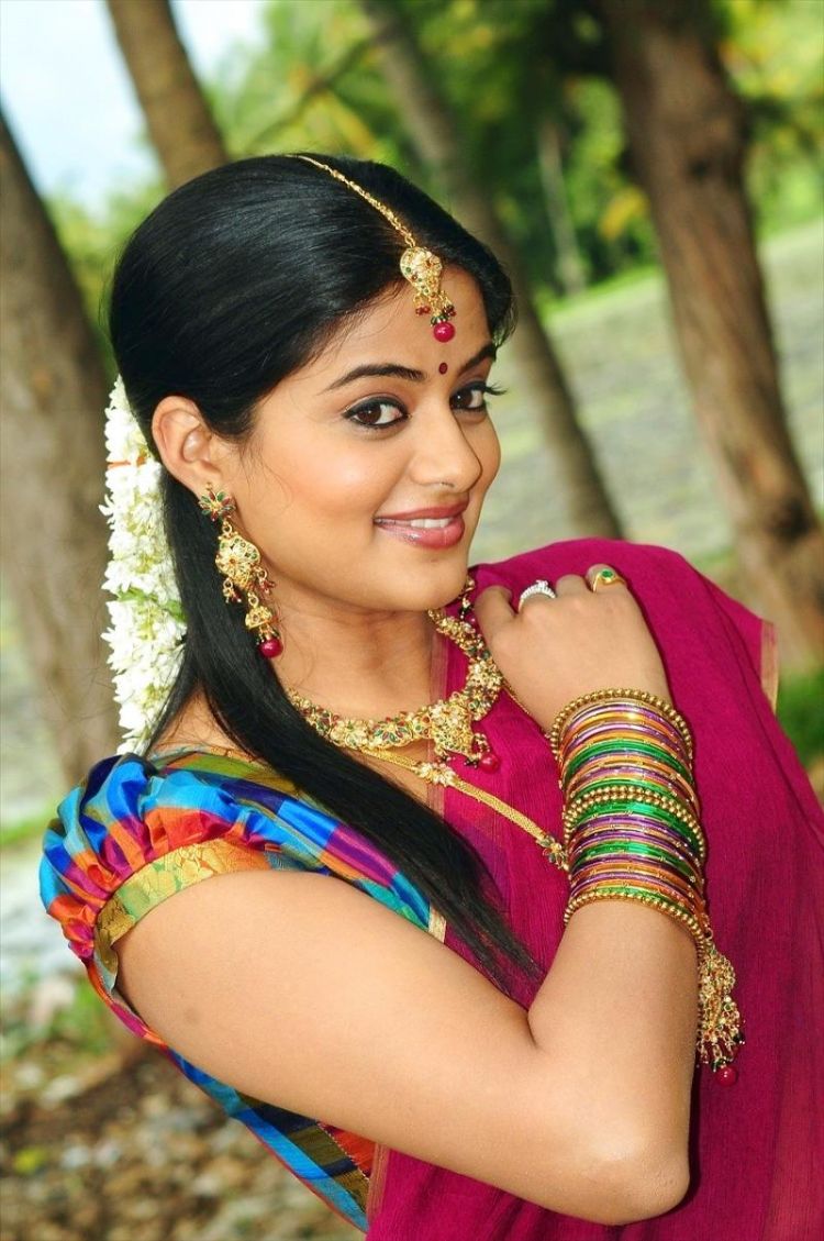 Priyamani Hot Saree