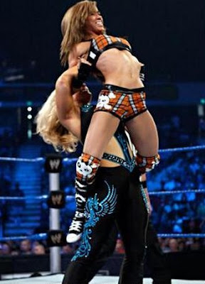 beth phoenix preparando su llave especial