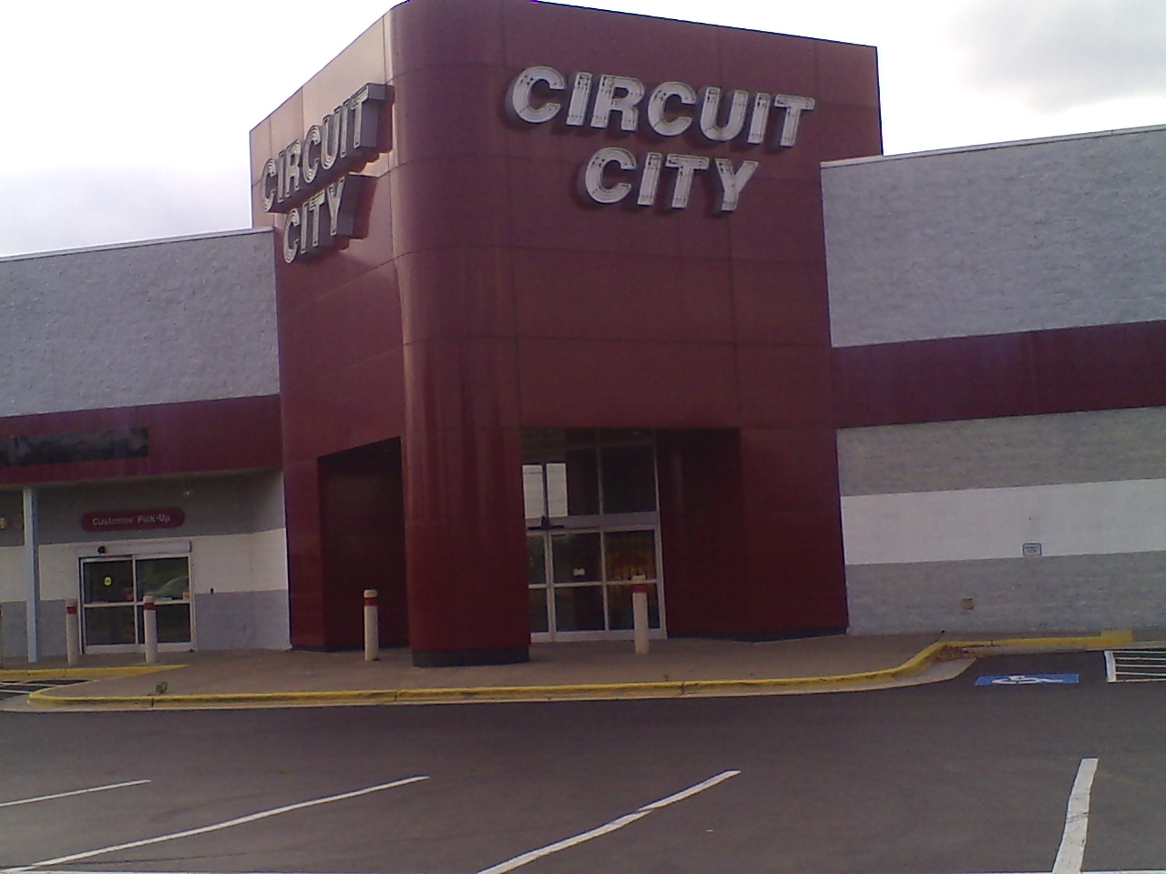 Dead and Dying retail Closed Circuit City in Winston Salem, North