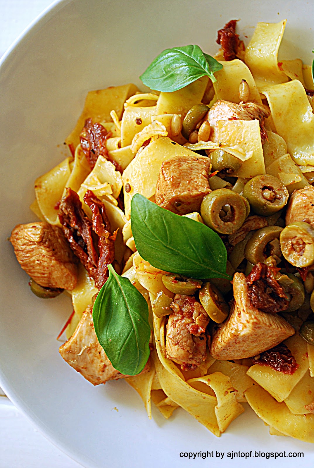 eintopf pappardelle z kurczakiem i suszonymi pomidorami