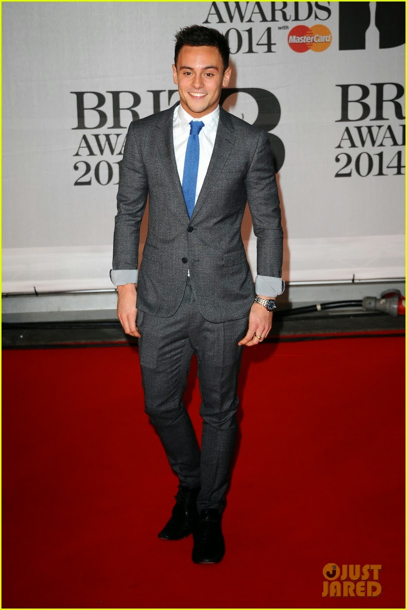 terno cinza com camisa branca