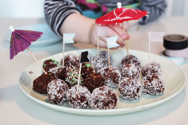 chokladboll2 Vi gjorde chokladbollar.
