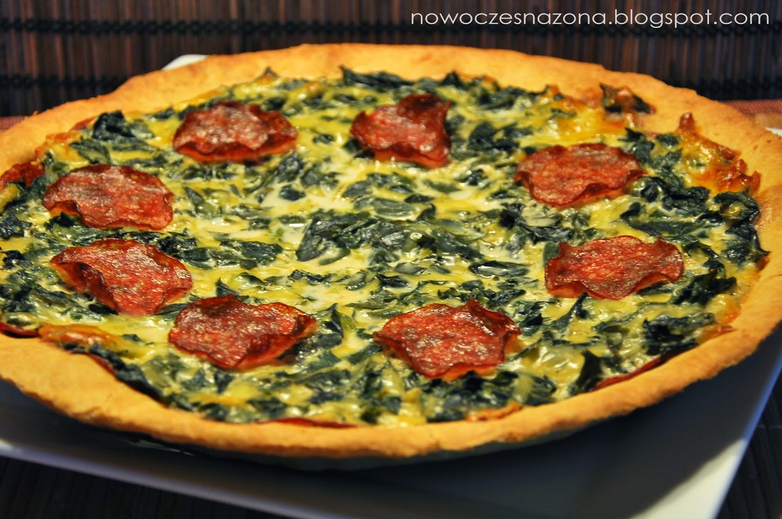 Nowoczesna Żona Tarta ze szpinakiem i salami