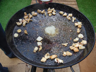 frying 3 fideua www.paellafromvalencia.com frying 3 fideua www.paellafromvalencia.com
