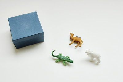 Decora cajas de cartón con animales de plástico Decora cajas de cartón con animales de plástico