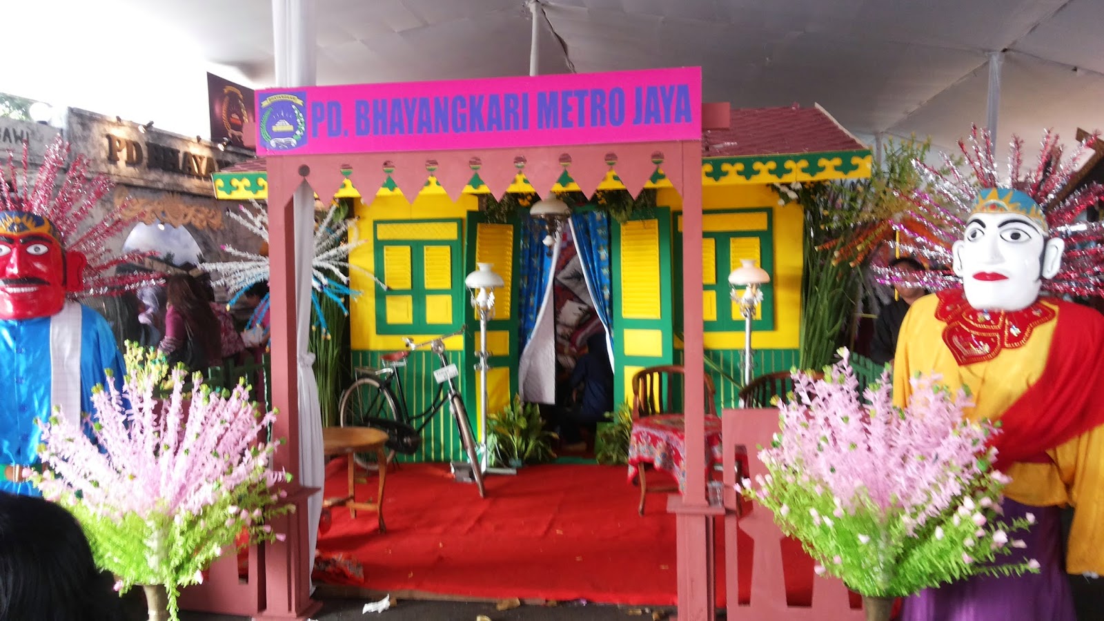 "Sewa Busana Betawi dot " I Ph atau pelaminan dekorasi nuansa betawi