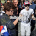 Los chicos de One Direction firmando autógrafos en Bélgica
