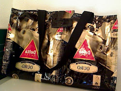 mala  feita com embalagens de café DELTA