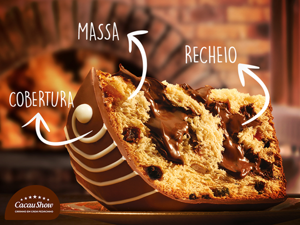 Fatia de panettone Cacau Show sobremesa panettone com recheio de chocolate trufado e cobertura de chocolate ao leite