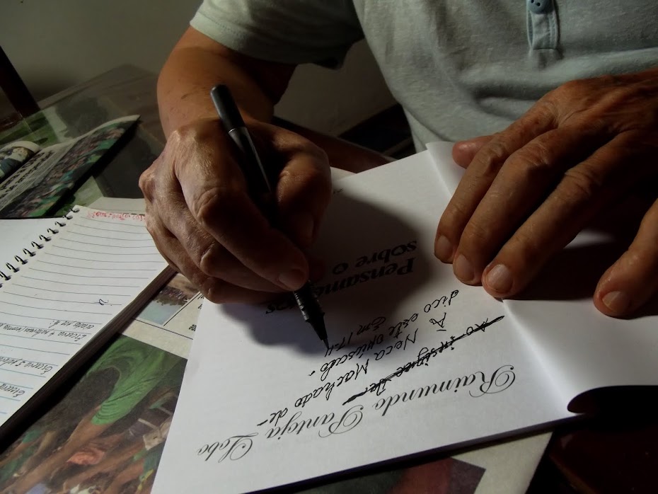 PROFESSOR LOBO AUTOGRAFA SEU LIVRO PARA NECA MACHADO