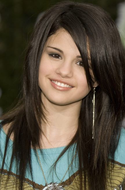 If you could date any celebrity in the world who would it be..? Selena+gomez