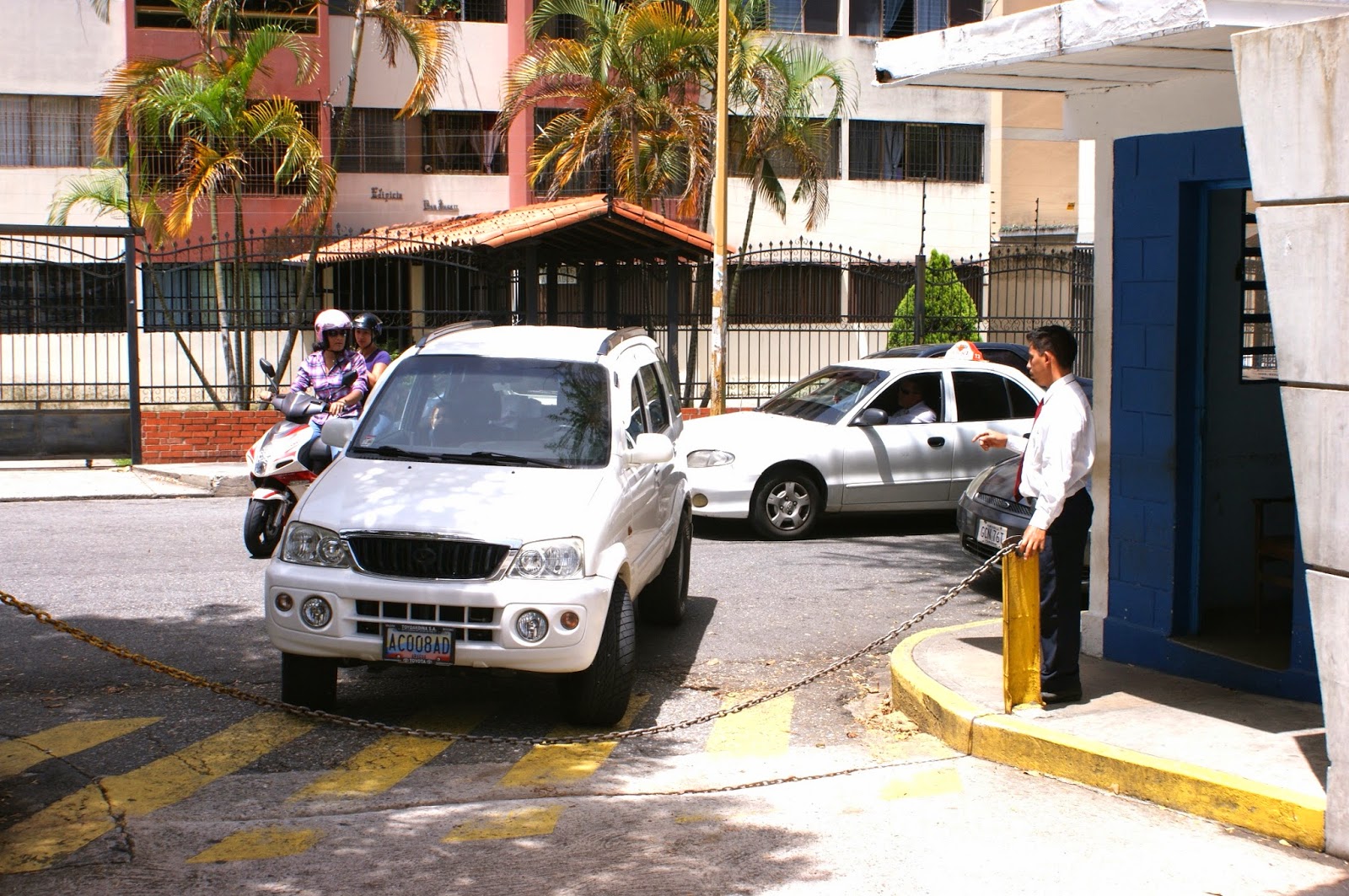 La vigilancia de la ULA en plena actividad de resguardo en las dependencias.  (Foto: Carlos Castro)
